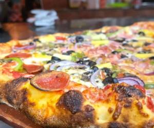 <i>Foto de una de las pizzas que son servidas en Pizzería La Clásica, El Salvador, la mejor posicionada para la región centroamericana. FOTO LA CLASICA.</i>