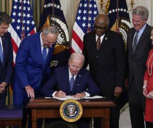 Biden promulga su plan de inversión sobre el clima y la salud