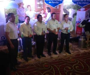 Ejecutivos del Grupo LALA en Centroamérica y Nicaragua durante el lanzamiento de los productos lácteos bajo su marca. Al centro Miguel Schumann, Director Regional Comercial de Grupo LALA para Centroamérica.