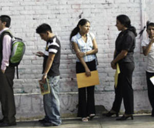 JOVENES REALIZAN FILA PARA POSTULAR A UN PUESTO DE TRABAJO EMPLEO. FALTA DE TRABAJO CURRICULUM COLAS. DESEMPLEO.