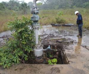 Plataforma de producción de petróleo abandonada.