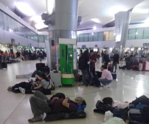 <i>En redes sociales se han viralizado las imágenes de viajeros durmiendo en el piso de la terminal aérea. Llegaron con horas de anticipación por el rumor que cerrarían los acceso a la estructura. FOTO REDES SOCIALES.</i>