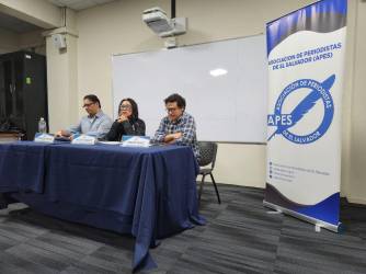 La Asociación de Periodistas de El Salvador (APES) anunció el cierre temporal de sus oficinas y la suspensión de proyectos financiados desde el exterior. Foto de cortesía
