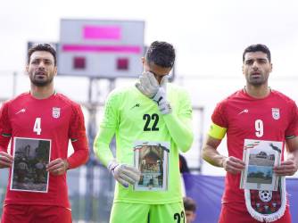 <i>La selección de fútbol de Irán exhibió imágenes de las víctimas de los bomberos durante la agresión de Estados Unidos e Israel, antes del partido contra Costa Rica. Foto de cortesía</i>
