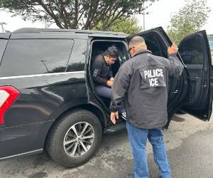 <i>Casi dos tercios de los arrestados, el 63 %, tenían una sentencia criminal o una detención previa, incluyendo agresores violentos, pandilleros, delincuentes sexuales, fugitivos e individuos que representan una amenaza pública seria. Foto de cortesía</i>