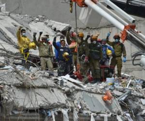Una brigada de rescatistas pide silencio durante la búsqueda de sobrevivientes de un edificio colapsado por el terremoto que impactó al centro del país el martes 19 de septiembre. / AFP PHOTO / YURI CORTEZ