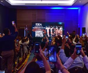 <i>El momento esperado llegó y todos tomaron sus celulares para captarlo. Develamos las marcas TOM para El Salvador. FOTO ÓSCAR MACHÓN / E&amp;N</i>