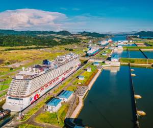 Para cerrar el ejercicio fiscal 2024, el paso por la vía interoceánica ascendió a 9.944 buques (7.088 panamax y 2.856 neopanamax), transportando 423 millones de toneladas y logrando reducir sus costos operativos en un 5 %. Foto de cortesía