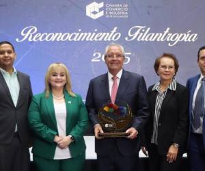 <i>La presidenta de Camarsal, Leticia Escobar, entrega el reconocimiento a Roberto Kriete. Esta es la primera vez que la gremial entrega este reconocimiento. FOTO CAMARASAL/E&amp;N</i>