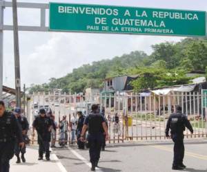 GRAF9447. SAN JUAN SACATEPÉQUEZ (GUATEMALA).- Una mujer vota en un centro de votación en el municipio indígena de San Juan Sacatepéquez, hoy domingo 16 con motivo de las elecciones generales de Guatemala. EFE/Esteban Biba