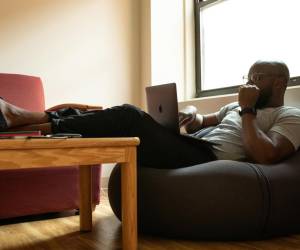 Este aumento, impulsado por los hábitos sedentarios, el sobrepeso, el estrés y las largas horas sentado, se ha convertido en una emergencia silenciosa de salud pública. FOTO CORTESÍA / E&amp;N