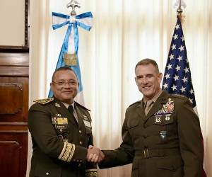 El jefe del Comando Sur de Estados Unidos, Francis L. Donovan (d), junto al ministro guatemalteco de Defensa, el general Henry Sáenz, este jueves, en Ciudad de Guatemala (Guatemala). EFE/ @Southcom