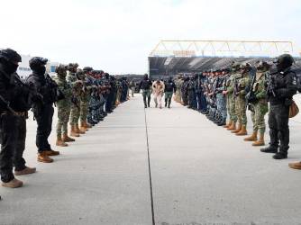 <i>Fotografías cedidas por la Secretaria de Seguridad y Protección Ciudadana, que muestra el operativo del traslado de 37 presos desde la Ciudad de México (México). México anunció el traslado a Estados Unidos de 37 presos de distintos centros penitenciarios del país considerados una amenaza real para la seguridad y que eran requeridos por vínculos con organizaciones criminales, la tercera entrega de este tipo bajo el gobierno de la presidenta, Claudia Sheinbaum. EFE/ Secretaria de Seguridad y Protección Ciudadana </i>