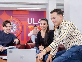 Durante el último año, la narrativa de la universidad se ha construido principalmente sobre tres grandes ejes estratégicos: liderazgo en empleabilidad, posicionamiento internacional e innovación académica.