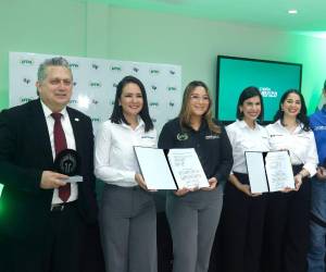 Representantes de UTH, Óptimus Card y Grupo ILP durante el evento de firma de la alianza.