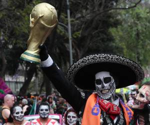 <i>Personas caracterizadas como catrinas participan en el desfile de 'Catrinas Mundialistas' este domingo, en Ciudad de México (México). EFE/ Mario Guzmán</i>