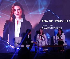 <i>Ana de Jesús Ulloa (al centro) refirió que la participación de empresas en el mercado de capitales posicionaría a Guatemala como un país atractivo para la atracción de capitales. Foto: Alejandra Ordóñez.</i>