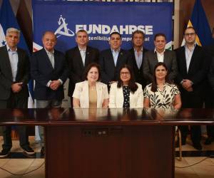 De der. a izq. Sres. Ricardo Jaar, Alberto Díaz Lobo, Figmy Farid Kattum, Mario R. Faraj, Salomon Ordóñez, Edward Bardales, Roberto Facusse, Miguel Medina, Rony Carrillo, Ana Clemencia Bueso, Claudia Sandoval y Lynda Marin.