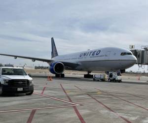 CEO de United confirma que la aerolínea enfrenta problemas para encontrar pilotos