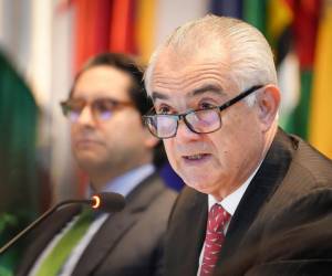 FotografÍa cedida por la Comisión Económica para América Latina y el Caribe (Cepal), donde aparece el secretario ejecutivo, José Manuel Salazar-Xirinachs, durante una conferencia este martes, en Santiago (Chile). La Cepal mejoró en dos décimas su previsión de crecimiento regional para este año y elevó su estimación al 2,2 % pese a la guerra comercial. Foto: EFE