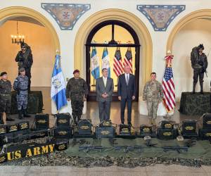 <i>El presidente guatemalteco, Bernardo Arévalo de León, detalló que este primer lote entregado consta de alrededor de 14.000 armas por un valor de aproximadamente cinco millones de dólares. Foto de cortesía</i>
