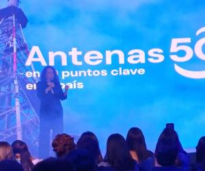 <i>Carolina Vallejo, CEO de Tigo El Salvador, en la presentación de la nueva red este 28 de octubre de 2025. FOTOE&amp;N/Cortesía.</i>