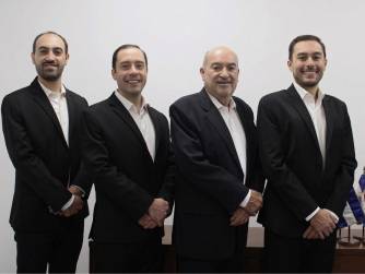 Por más de cuatro décadas, Grupo Rolsa ha construido una importante huella de negocios en la región. De izq. a der: Alejandro Roulet, Director de RRHH; Cristian Roulet, Director de Transformación y Tecnología; Rodolfo Roulet Noriega, Fundador de la empresa y Presidente de la Junta Directiva, y Rodolfo Roulet, CEO.