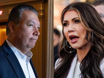 <i>Un video mostró cómo el senador, nacido en California de padres migrantes mexicanos, fue arrojado al suelo en el pasillo fuera de la conferencia de Kristy Noem y esposado.</i>