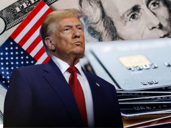 <i>No obstante, el presidente republicano, que responsabilizó a su antecesor, el demócrata Joe Biden, de los altos intereses que cargan las tarjetas de crédito, ya enfrentó críticas por parte del sector bancario y algunas figuras de Wall Street. FOTO E&amp;N</i>