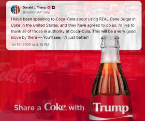 <i>Fotografía publicada por la Casa Blanca en su cuenta oficial de la red social X @WhiteHouse en la que el presidente de los Estados Unidos, Donald Trump, aparece en un fondo rojo con los puños en alto y un mensaje donde se puede leer Tómate una Coca-Cola con Trump, con su apellido grabado en la etiqueta de la botella, en Washington (Estados Unidos). EFE</i>