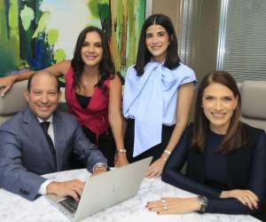 <i>De izquierda a derecha: Juan Barragán, VP Senior de Banca de Personas y Empresas; Susana Azar, VP de Consumo Directo y Medios de Pago; Farah Bhiku, Gerente de Producto del Programa Única, y Olivia Rodríguez, VP de Productos.</i>