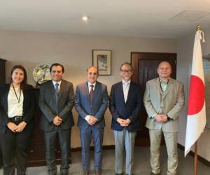 Lenin Velásquez, Presidente de AOTS Guatemala–Japón, junto a Kuwana Ryosuke, Embajador de Japón en Guatemala.