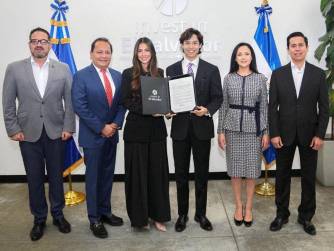 José Canjura Especialista Legal Invest; Axel Rivera, CEO de Foam Industrial; Gabriela Rivera, Vicepresidenta de Foam Industrial; Rodrigo Ayala, presidente de Invest; directora ejecutiva Invest, Samadhy Martínez y director Legal de Invest, José Canjura.