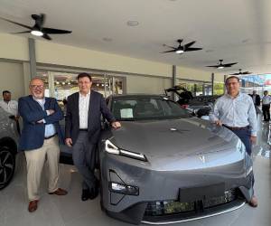 Gerardo Valiente, Director de SIKAMOTORS El Salvador; Juan Pablo Siekavizza y Carlos Enrique Siekavizza.