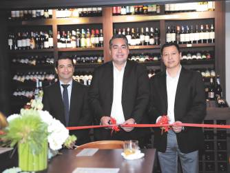 Manuel Munguía, Jairo Canales y Milto Zelaya durante el corte de cinta de inauguración de Casa del Ron en City Plaza, Tegucigalpa.
