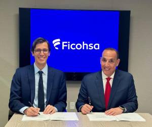 Los firmantes de la transacción fueron Javier Atala, Presidente Ejecutivo de Banco Ficohsa; e Ignacio Dolega, Managing Director de Latin America Private Debt Solutions de Santander.