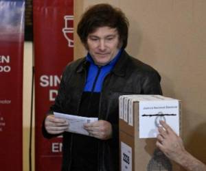 El congresista argentino y candidato presidencial Javier Milei, emitió su voto en Buenos Aires.