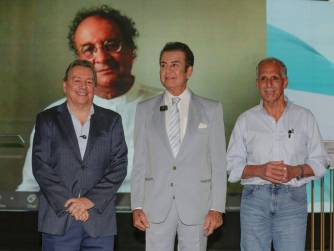 Los candidatos a la presidencia de Honduras del Partido Nacional, Nasrya Asfura (d); Liberal, Salvador Nasralla (c) y Democracia Cristiana, Mario Rivera, posan durante el evento de declaración, “Honduras primero: una promesa que se exige, un deber que se cumple”, en Tegucigalpa (Honduras). Foto: EFE