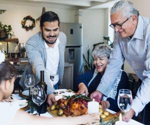Planificar la compra de ingredientes, organizar turnos en familia y aprovechar las ventajas de cocinar por etapas permite disfrutar la temporada sin estrés y con más espacio para compartir. FOTO SHUTTERSTOCK