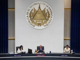 La Asamblea Legislativa de El Salvador ratificó el pasado viernes una reforma constitucional que permite la reelección indefinida, amplía el periodo presidencial a seis años y elimina la segunda vuelta electoral. Foto: EFE