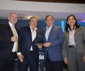 Mario Cordón recibie premio a nombre de Progreso, por ser una empresa Triple C, es decir, que logró ser reconocida como confiable en líderes, marcas y empresas. FOTO José Carlos Flores / E&amp;N