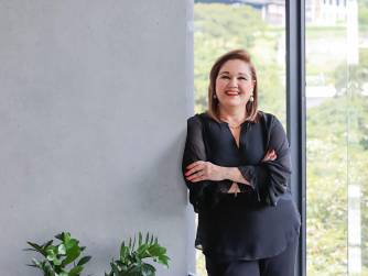 Laura Moreno, vicepresidenta de Relaciones Corporativas, Sostenibilidad y Mercadeo de BAC Costa Rica, apunta que la confianza no se impone, sino que “se gana con coherencia, con una ejecución impecable, con compromiso, con transparencia”.