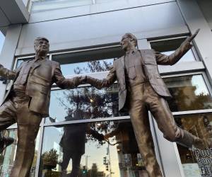 <i>Fotografía donde se observan las estatuas del presidente de los Estados Unidos, Donald Trump, y el fallecido delincuente sexual Jeffrey Epstein este jueves, en Washington (Estados Unidos). EFE/ David Toro </i>