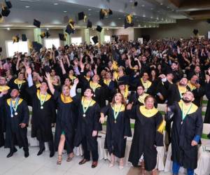 UTH y graduados celebran su éxito académico.