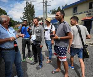 Migrantes de Venezuela, Cuba, Haití, Senegal y Ghana luego de ser detenidos por las fuerzas de seguridad y miembros del Instituto Guatemalteco de Migración.