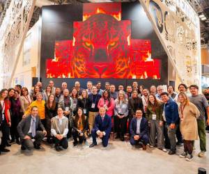 El recorrido incluye un espejo digital interactivo con máscaras de danzantes mayas, que invita a la participación del público, así como animaciones 3D inspiradas en Tikal y en el patrimonio vivo del país. Foto: INGUAT.