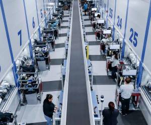 El sistema Kardex Shuttle tipo VLM integra automatización y almacenamiento vertical para aumentar la capacidad de inventario, reducir recorridos y agilizar la preparación de pedidos.