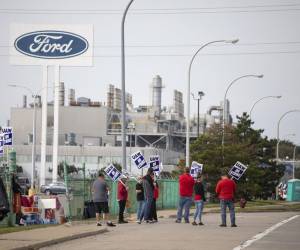 <i>WAYNE, MICHIGAN - 16 DE SEPTIEMBRE: Miembros de United Auto Workers hacen huelga en la planta de ensamblaje de Ford Michigan el 16 de septiembre de 2023 en Wayne, Michigan. Esta es la primera vez en la historia que el UAW ataca a los tres grandes fabricantes de automóviles, Ford, General Motors y Stellantis, al mismo tiempo. FOTO Bill Pugliano/Getty Images</i>