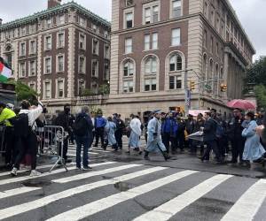 <i>Imagen de archivo de agentes de la policía que organizan el tránsito durante una protesta en la puerta de la universidad de Columbia, en Nueva York (Estados Unidos). EFE/ Andrea Gallego</i>