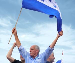 <i>Fotografía de archivo del 8 de noviembre de 2025 del entonces candidato a la Presidencia de Honduras, Nasry Asfura, sosteniendo una bandera durante un evento, en Tegucigalpa (Honduras). Conocido como 'Papi a la orden' por su trato directo y su discurso centrado en el trabajo, el conservador Nasry 'Tito' Asfura se convirtió este miércoles en el virtual presidente electo de Honduras, tras una trayectoria marcada por dos intentos fallidos y el respaldo público del presidente de EE.UU., Donald Trump, a su candidatura. EFE/ Gustavo Amador/ ARCHIVO</i>
